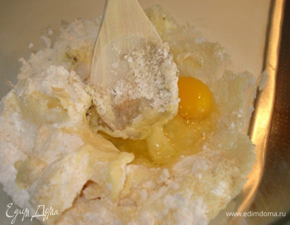 Добавить к маслу миндальную муку,сах.пудру,соль,ваниль,яйцо и муку.
