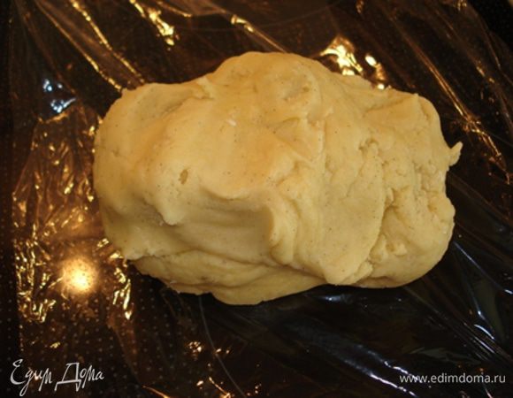Вымесить тесто,скатать шар,завернуть в пищевую ппленку и поставить в холодильник на 2 ч.