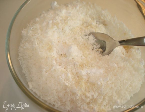 
Тем временем сделаем крем.
Смешать сах.пудру с миндальной мукий,кокосовой стружкой и крахмалом.

