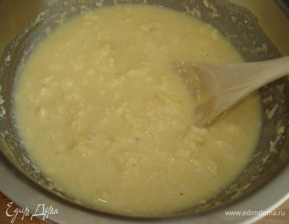 В масло всыпать смесь из кокоса и миндальной муки.Не перемешивать.Затем
добавить яйцо,ром и сливки.Пeремешать до однородной массы.Накрыть и поставить в холодильник.