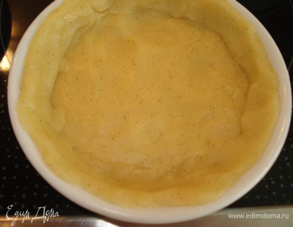 Рабочую поверхность  слегка присыпать мукой.Формочки смазать сливочным маслом и присыпать мукой.
Раскатать тесто толщиной 2-3 мм.Вырезать круги диаметром чуть большим диаметра формочек.
Переложить тесто в формочки,формируя высокие бортики.

