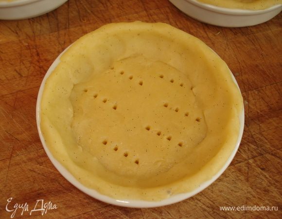 Тесто наколоть вилкой и поставить в холодильник на 20 мин.

