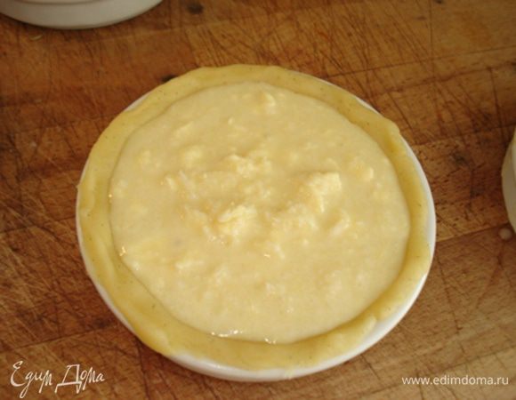 Духовку раогреть до 220°.

В формочки на тесто вылить крем,выпекать 20-25 мин.
Если делаете тарт,то время выпекания увеличить на 20 мин.

