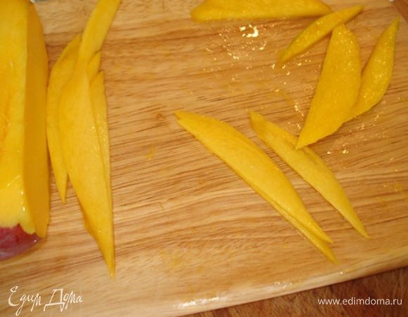 Пирожным дать остыть.Отдельно почистить и нарезать манго.
