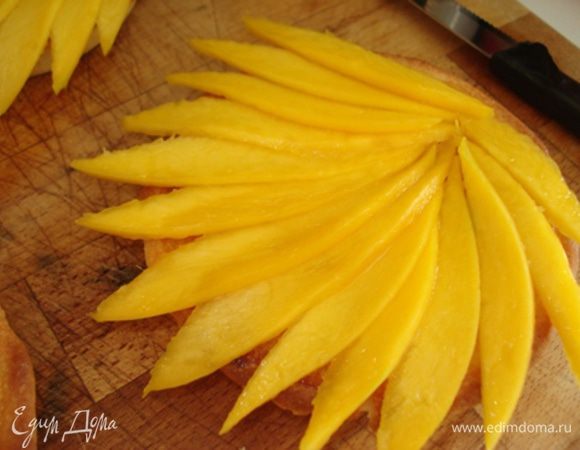 На пирожные пoложить манго,покрыть желе,переместитиь в холодильник на 30-40 мин.