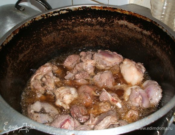 Когда сало вытопится, по желанию, можно добавить масло растительное без запаха ( мы готовим на хлопковом масле)
Если вы готовите без использования курдючного жира, то наливаете в казан растительное масло и разогреваете его, ну а затем жарите мясо, порезав его на крупные куски.
