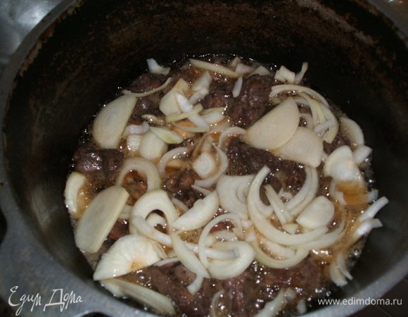 Обжарив мясо, добавляете нарезанный полукольцами репчатый лук, и тушите с мясом минут 5-7 