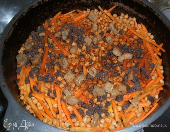 после тога, как лучок подрумянился, добавляем в казан порезанную соломкой морковь и хорошо промытый горох, а так же специи, соль ну и если остались - шкварочки.  Заливаете эту красоту водой, чтобы слегка покрывало морковь и варите до полу готовности моркови.  Пробуете на соль. Это мы приготовили  зервак, ну а следующим шагом  конечно же идет приготовление плова!