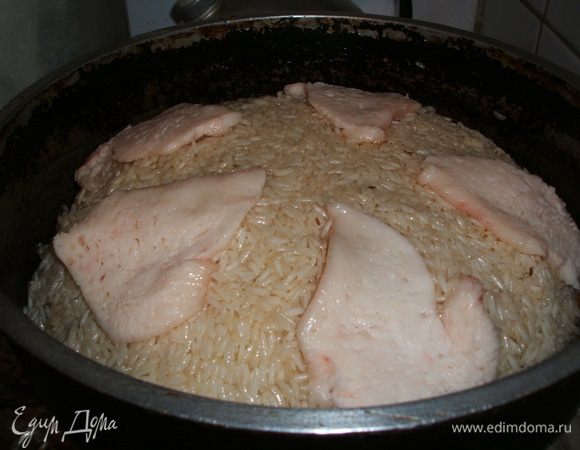 Когда выпарится вся вода, рис собираем горкой ( для любителей пожирней можете положить несколько кусочкав тонко нарезанного курдючного сала)  и...