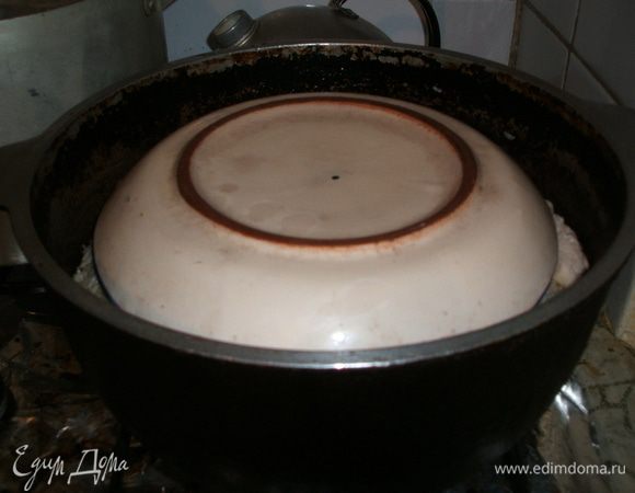 накрываем сначала  небольшим блюдом, а затем