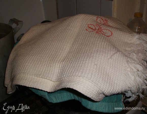 сверху накрываем полотенцем. При этом убавляем газ до минимума, чтоб рис у нас парился. Минут на 20.