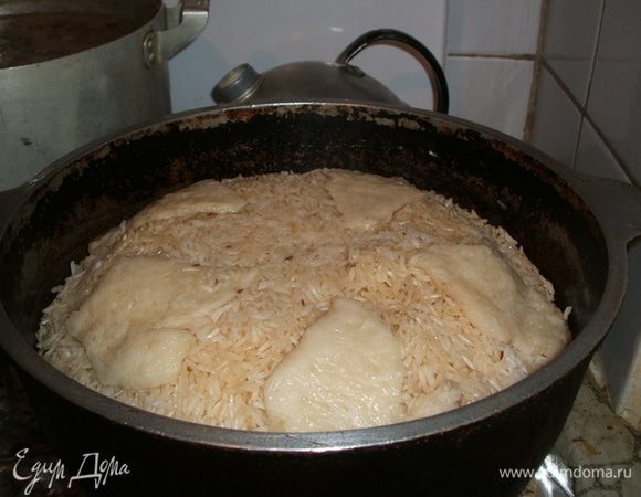 Черз 20 минут открываем и пробуем рис, если жестковатый, то верхний слой аккуратно переворачиваем, опять накрываем, ещё минут на 5.