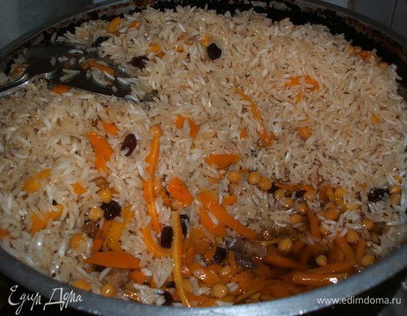 Затем открываем и у вас получилась такая прелесть. Сверху рис, затем морковь, а внизу мясо.