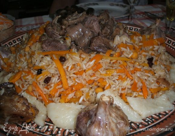 Выкладываем плов ни большое блюда  - сначала  рис, затем морковь , ну а сверху мясо, порезанное на небольшие кусочки,  и чеснок. и несем угощать своих гостей!!!! Приятного аппетита!!!!!!