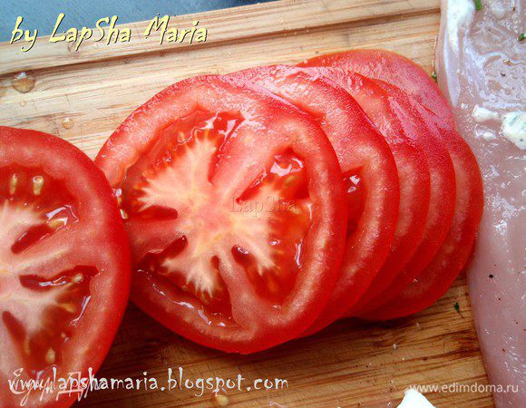 Помидор нарежьте тонкими кольцами.