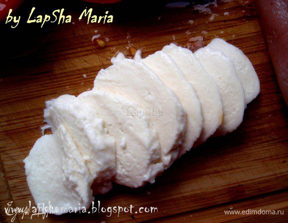 Моцареллу нарежьте тонкими кружками.