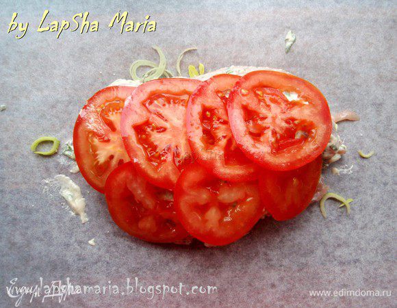 Выложить внахлест ломтики помидора.