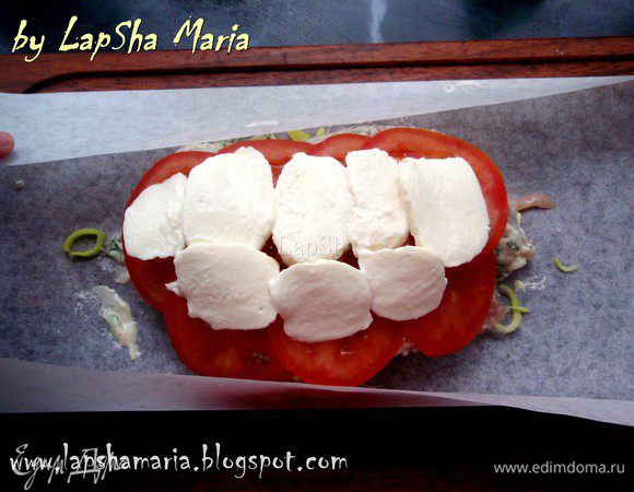 Сверху — моцареллу. Длинные стороны бумаги сложите в несколько раз, образуя бортики.