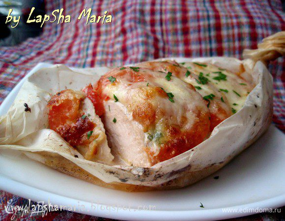 Уложите «лодочки» на противень или в форму, отправьте в разогретую до 200°C духовку на 15–20 минут (в зависимости от размера вашего филе). Я запекаю в режиме «верх и низ» и обдув. Так мясо доходит до готовности, а сыр сверху успевает подрумяниться. Благодаря бумаге все соки от курицы сохраняются и создают прекраснейший соус.<br />
Готовое блюдо посыпьте рубленой петрушкой, приятного аппетита!