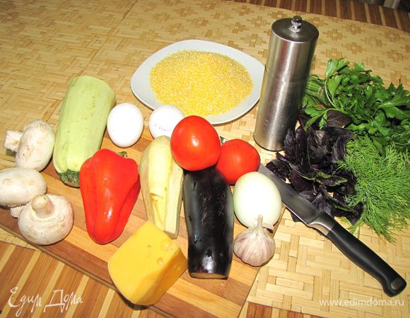 1.Варим мамалыгу))).
Кипятим воду, добавляем соль, сливочное масло (30 гр) и засыпаем кукурузную муку - при этом постоянно помешиваем, чтобы не образовались комочки...

Буквально 1-2 минуты, снимаем кастрюлю с плиты и накрываем крышкой (чтобы пропарилась)