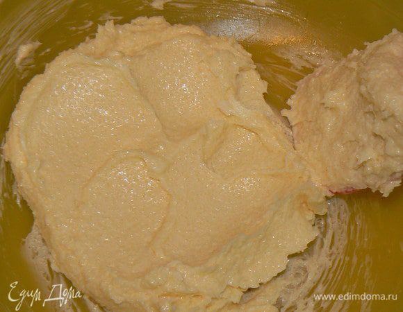 Масло и сахар растереть до кремообразного состояния.