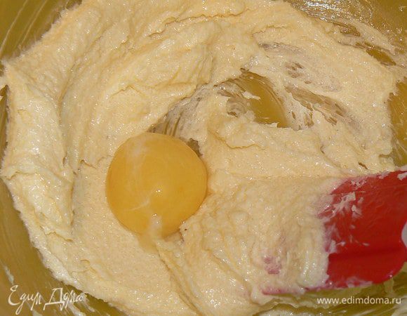 Добавить желток, взбить до образования однородной массы.