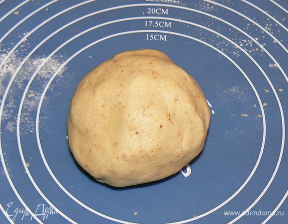 замесить тесто, сформировать шар. Завернуть в пищевую пленку, оставить охладиться на 30 минут - час.