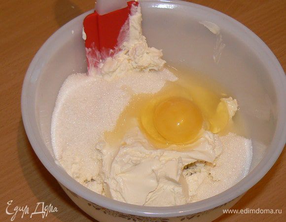 для крема: Яйцо слегка взбить с сахаром, добавить творожный сыр, перемешать до получения однородной массы.