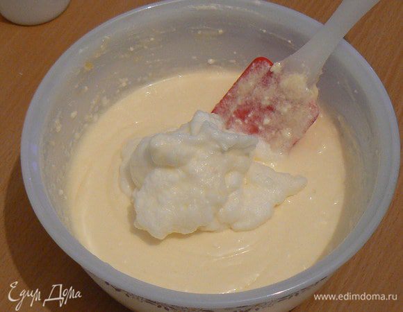 отдельно взбить белок до пышности и аккуратно ввести к остальным ингредиентам, перемешивая снизу-вверх.