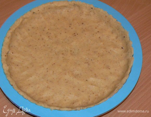 распределить тесто,сформировать бортики