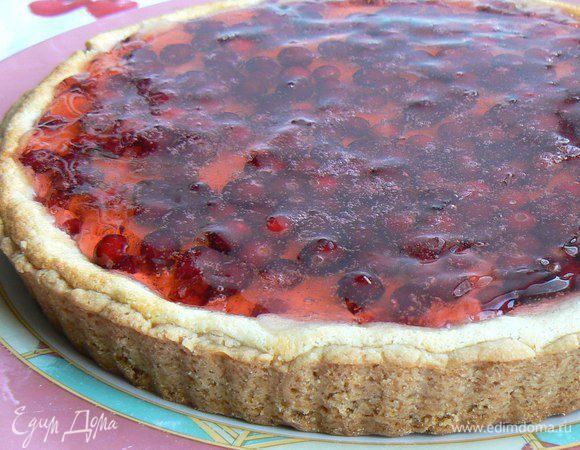 на остывший тарт выложить ягоду,залить ягодным желе.