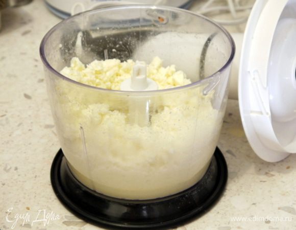 Подсохшую моцареллу перемолоть в блендере в крем.