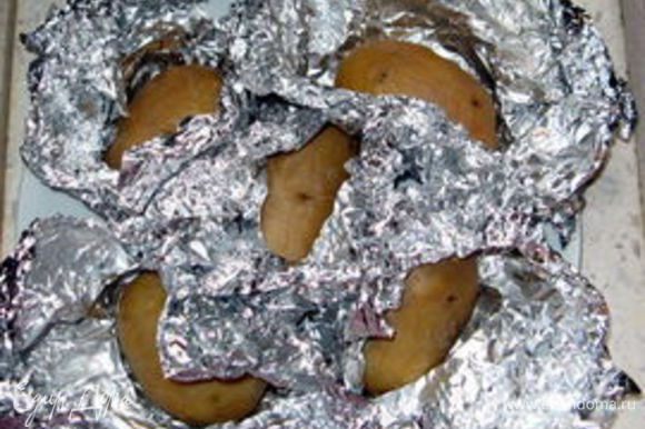 Завернуть нечищенный картофель по одному в фольгу и запечь в духовке. Время зависит о размера клубней.В среднем, около 30 минут при 220° C.
