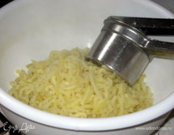 Затем снять шкурку с картофеля и пюрировать его.