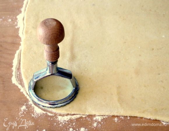 Соединить пюре с мукой, яйцом, щепоткой соли и вымесить картофельное тесто. Консистенция должна быть такая, чтобы тесто можно было раскатать скалкой. При этом муки может пойти более 250 г. Всё зависит от сорта картофеля.
Раскатать скалкой тесто на рабочей поверхности, присыпанной мукой. Если у вас мало опыта работы с картофельным тестом, то вам будет легче разделить тесто на несколько маленьких кусков и работать не со всем тестом сразу, а по частям.Рюмочкой или специальным приспособлением вырезать из теста кружочки (как для пельменей). 

