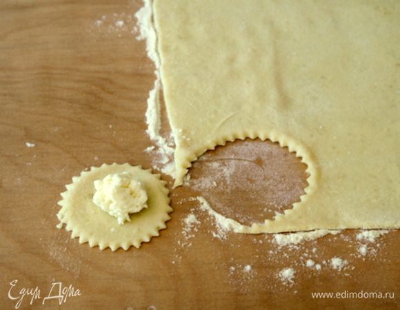 В центр каждого кружочка положить начинку из моцареллы.

