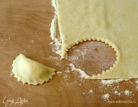 Сложить кружочки пополам и хорошо скрепить края, чтобы получились полумесяцы.