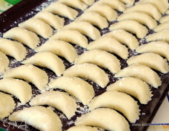 Отварить ньокки в подсолённой воде. Ньокки готовы, когда они всплывую на поверхность. Подать с соусом Saclà.