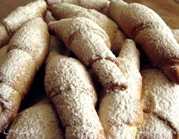 Масло порубить с мукой до крошки.  Дрожжи развести с молоком, туда же всыпать сахар. Смешать все в однородное тесто. Сильно вымешивать нельзя. Как только тесто соберется в шар, убрать в холодильник на 1 час. Раскатать, сформировать рогалики. Печь при 180 гр ок 15 мин. Ориентир по своей духовке. Начинка любая густая. У меня яблоки с сахаром. Обильно присыпать пудрой. Приятного чаепития!