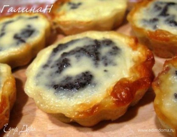 Для теста масло взбить с пудой, ввести желток. Еще взбить. Всеять муку и замесить тесто. Отправить в холодильник на 30-60 мин. Мак смолоть в кофемолке и смешать с манкой. Добавить горячее молоко, сахар и проварить до загустения. У меня ушло 5 мин.  Для крема соединить все ингредиенты. Выстелить формочки тестом и пропечь при 190 гр 10 мин. Не забыть наколоть вилкой! Выкладываем маковую начинку, затем крем, и печем еще 25 мин при 175 гр.  Приятного аппетита!