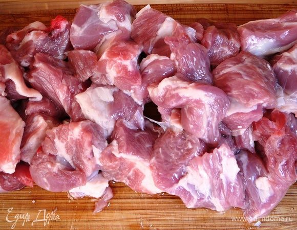 Баранину хорошо промыть и нарезать небольшими кусочками.