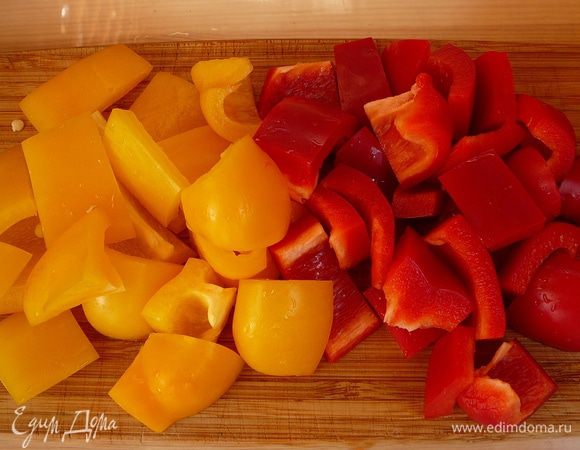 Перцы нарезать квадратиками, примерно такого же размера, как и мясо. 