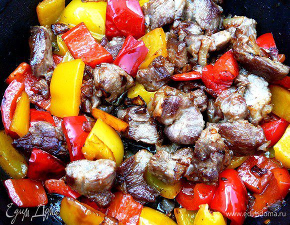 Мясо выложить в чашку и на этом же масле обжарить перцы. Все соединить, добавить соль и перец.