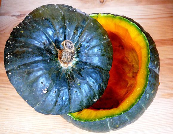 Срезать шапочки и удалить семена и часть мякоти, оставив на стенках 1-1,5 см...