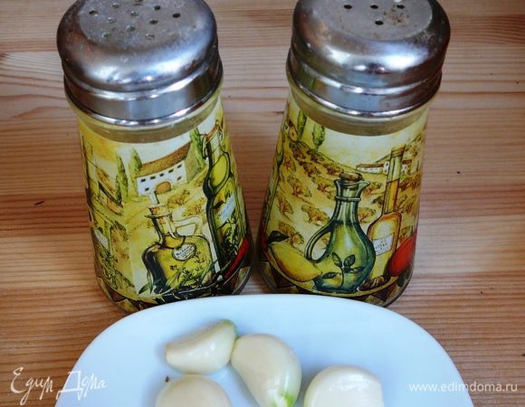 Истолочь 4 зубчика чеснока с щепоткой соли и перца.