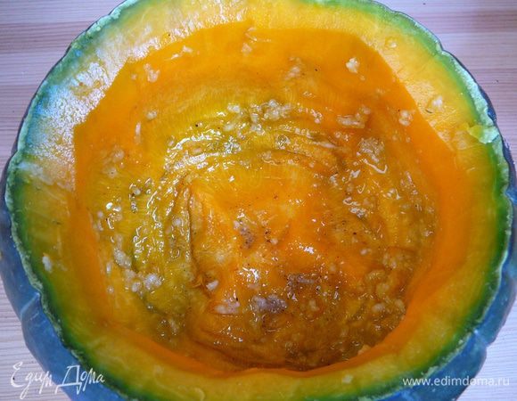 Полученной смесью натереть тыквы изнутри.