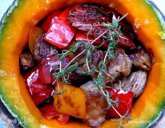 Наполнить тыквы мясным рагу, сверху положить крупные куски помидор и веточку тимьяна. Во время приготовления из тыквы выделится достаточное количество жидкости и превратится в бульон.