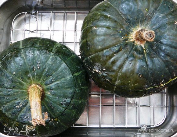 Накрыть тыквы "крышками" и запекать в духовке на минимальном огне 1 час. 