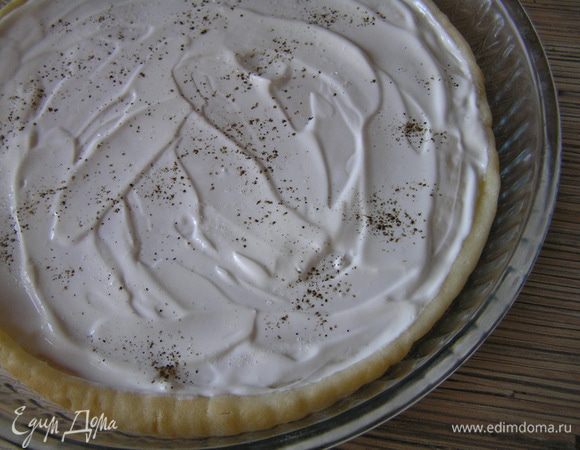 Для начинки. Выпеченное тесто смазать соусом или сметаной/майонезом, посыпать перцем

