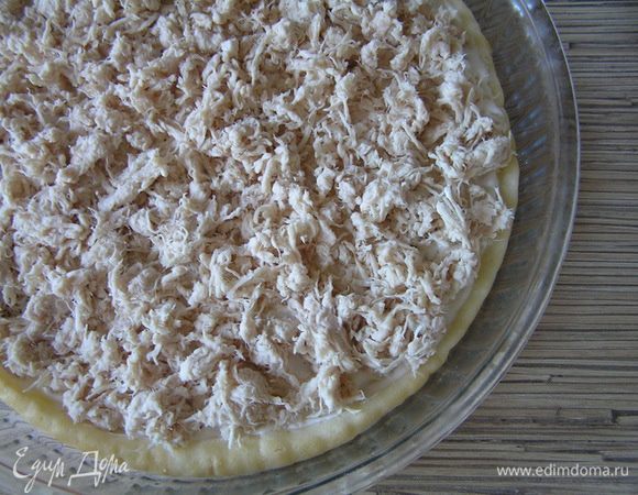 Курицу измельчить с помощью блендера, выложить на тесто.
